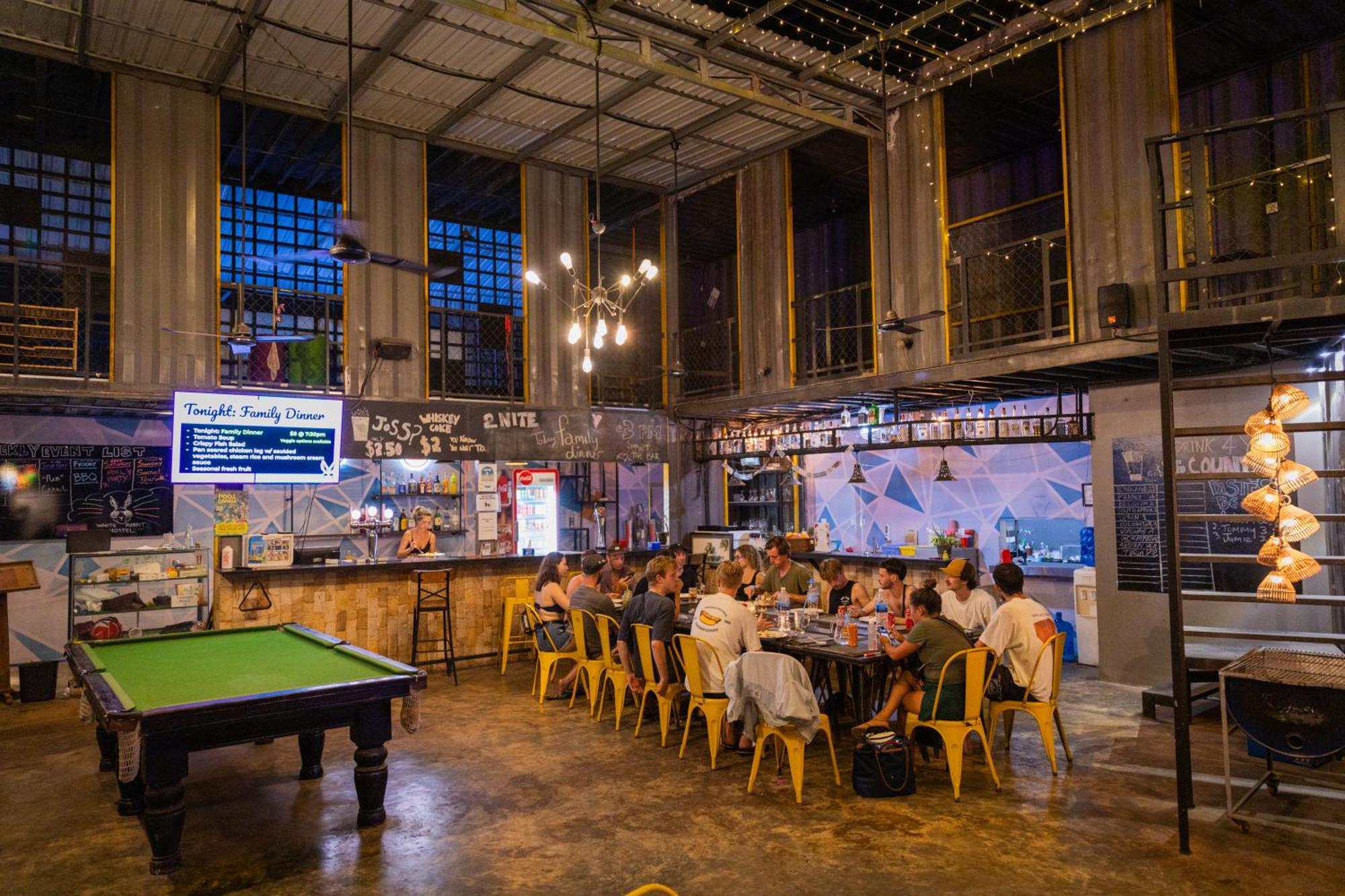 White Rabbit Hostel Сиемрип Экстерьер фото