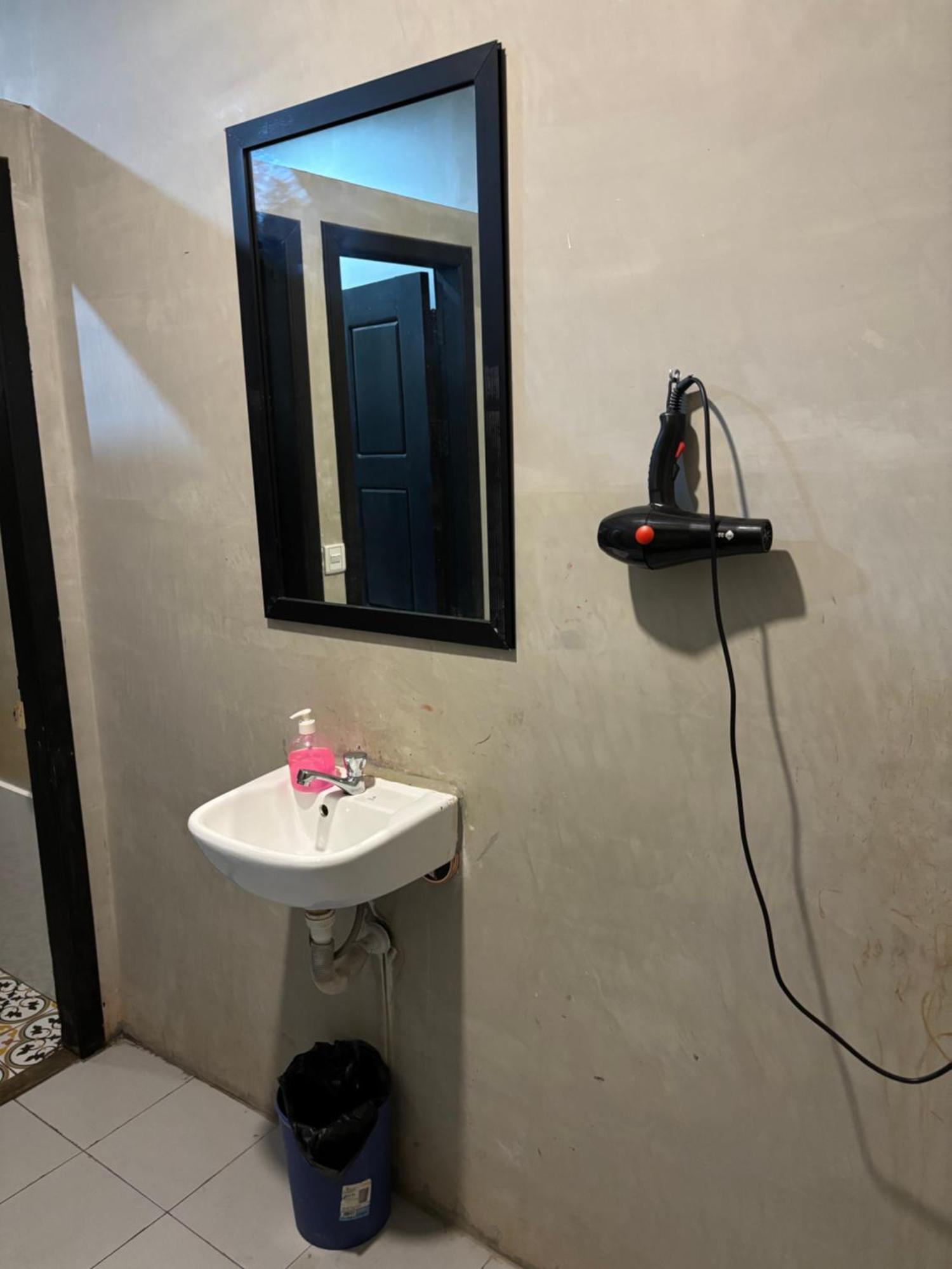 White Rabbit Hostel Сиемрип Экстерьер фото